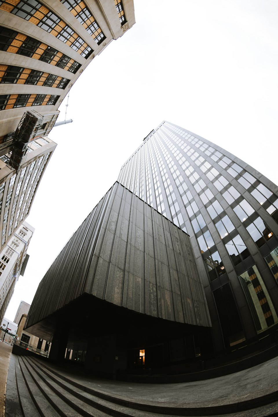 Grattacielo moderno accanto a un edificio storico ornato in una città.
