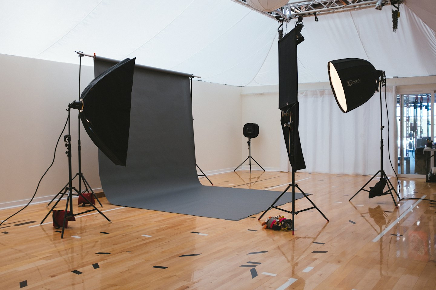 Studio fotografico professionale con softbox e fondale di carta.