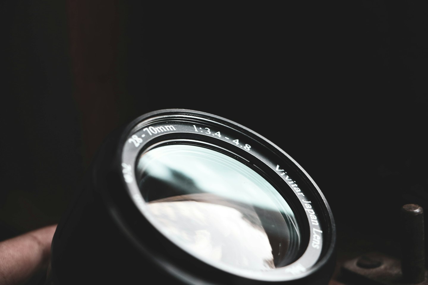 Vetro dell'obiettivo della fotocamera con specifiche tecniche stampate sul bordo.